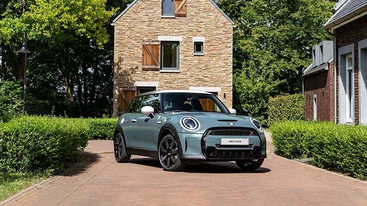MINI Cooper S Dreiviertel-Frontansicht. MINI Cooper S 3 door Dreiviertel-Frontansicht vor Gebäude.